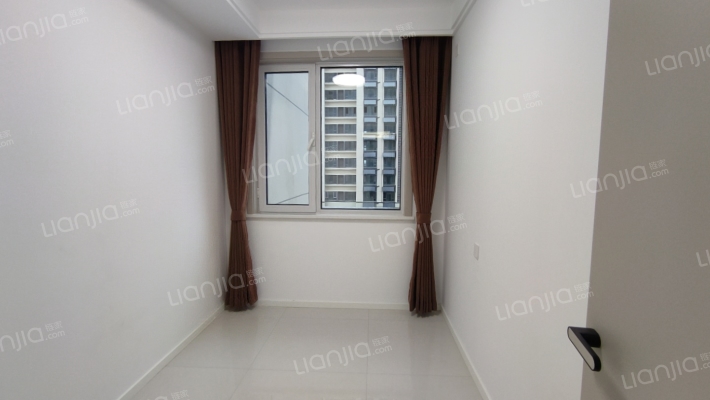 因出国急售三居36万，南北通透，明厨明卫-卧室C