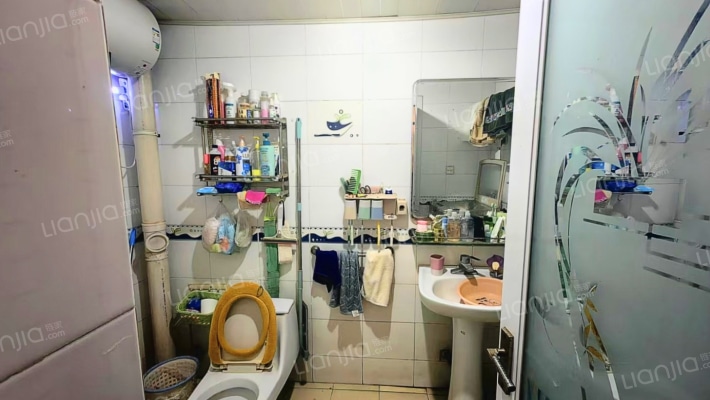 近二康医院，一层，南北通透两居，房本满五唯一。-卫生间