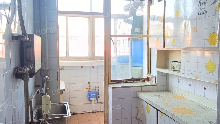 房本满五唯一，三阳开泰户型，低楼层居住舒适-厨房