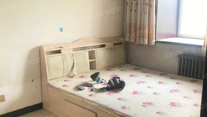 此房满五唯一，带地下室，距离双语1公里-卧室B