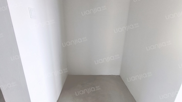 高新区中冶二期大三居，南北通透，无遮挡-衣帽间