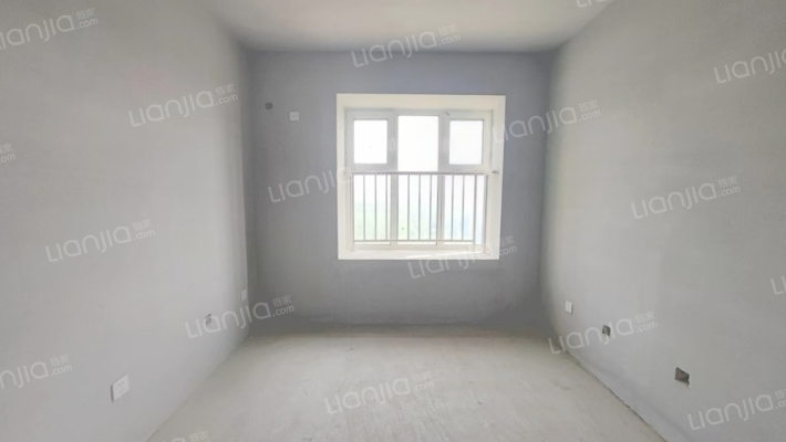 急售三利B区朝南大两居，毛坯，价格美丽-卧室A