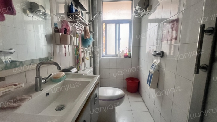 县府小区 一层 带车位 地下室-卫生间