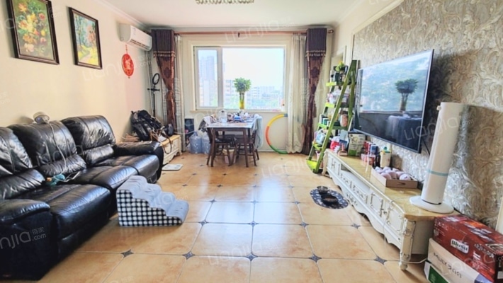 老火车站，建设路，近市场，房本满两年，精装修-客厅