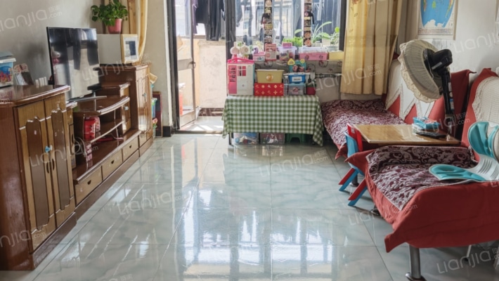 居住环境安静 板楼使用面积大 税费低-客厅