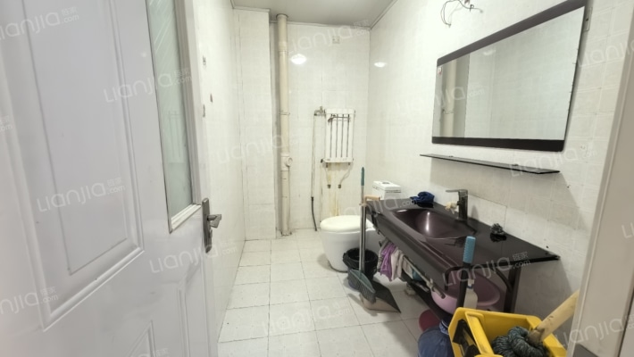 此房本满五 税费低 ，格局 通风性好 ，采光很好。-卫生间A