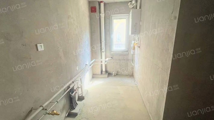 一楼带小院，东边户采光视野好，南北通透-厨房