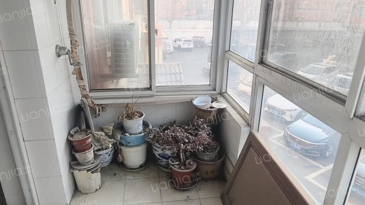 板楼二层，正规三居 南北通透 采光好配套设施齐-阳台A