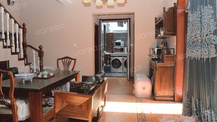 业主急售 爱丁堡 院子120平 南入户 上下三层 房本满2-餐厅