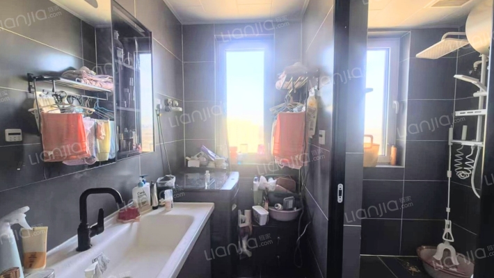 北京界南北通透三居室，户型好精装修，门口838车站。-卫生间