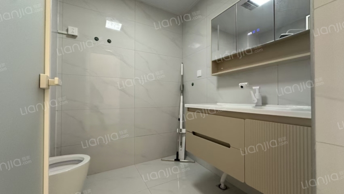 急售，精装未住。户型方正采光视野佳-卫生间