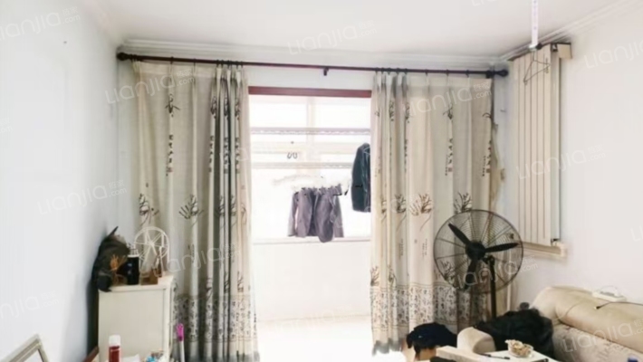 此房南北通透户型，采光好，社区停车方便-客厅