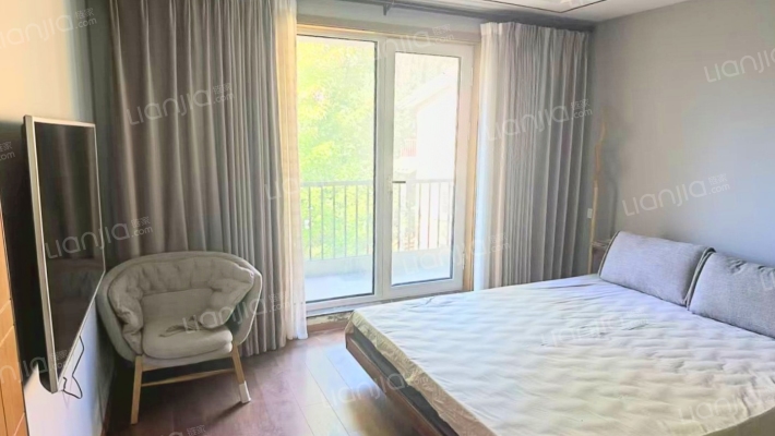 急售临湖大独栋别墅，精装修，价格美丽，风景独好-卧室D