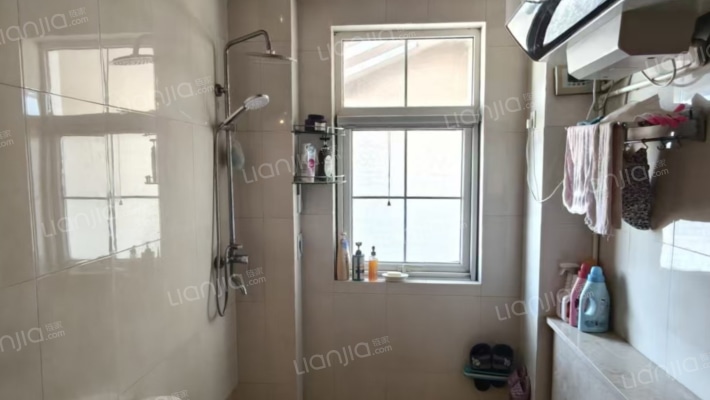 急售琉璃湖精装大独栋别墅，价格美丽-卫生间B