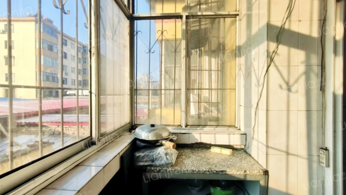 火车 站 旁 全阳两居 好楼层 集中供暖 免费停车-厨房B