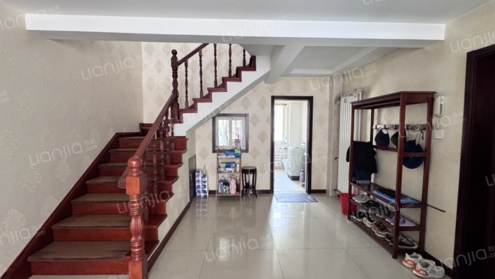 范阳路沿线 5居室 精装修 采光充足 通风好-楼梯间A