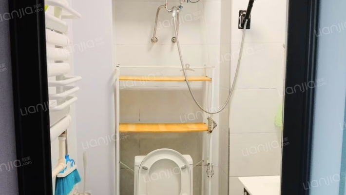 此房满五唯一 安静 所建设的社区口碑都不错-卫生间