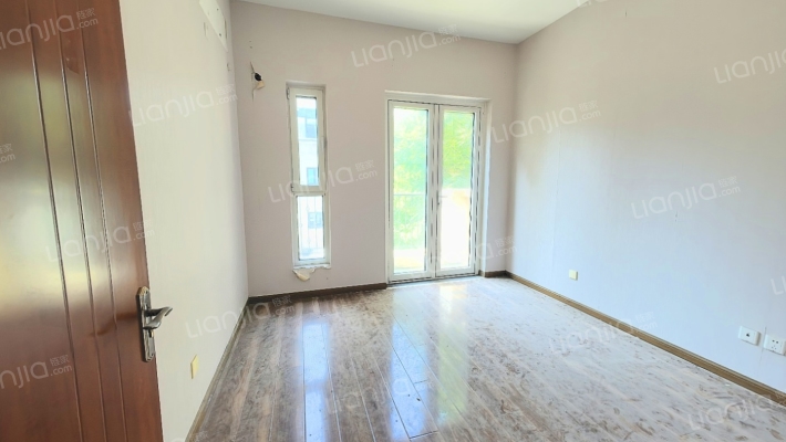 高铁板块，联排别墅，下沉花园，私家车库-卧室A