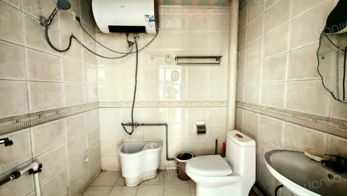 范阳路主干道，集中供暖大三居，配套齐全-卫生间B