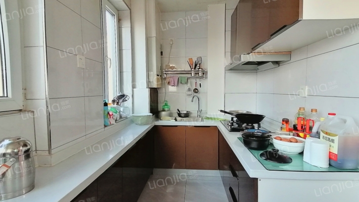 火车站旁 精装南北通透大两居，自住装修，急售-厨房