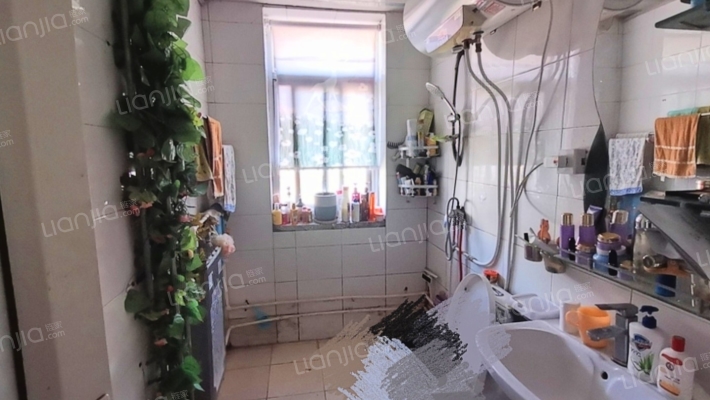 此房满五不唯一，有小房 二康边上，配套齐全-卫生间