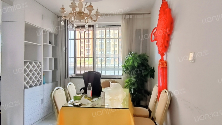 房子南北通透三居室，精装修。拎包入住，房本満二。-餐厅