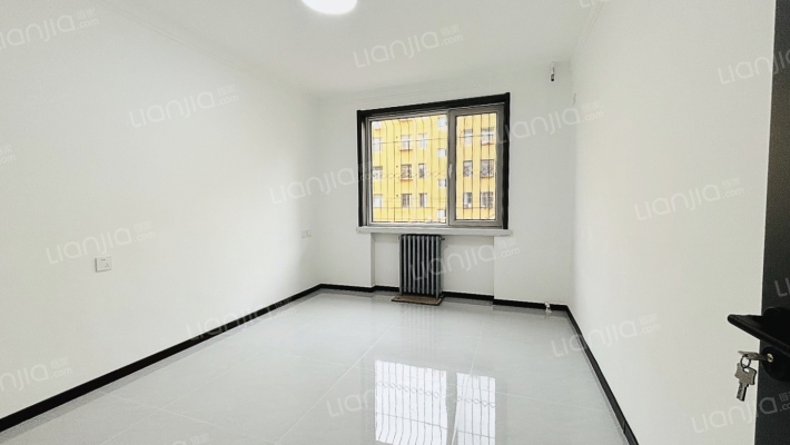 精装 板楼低楼层 房本满五 税费低，南北通透 大两居-卧室B