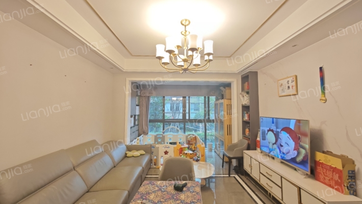 房屋是邦泰国际的花园洋房，总层高7层 居住舒适-客厅