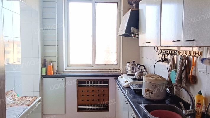 此房满五唯一，地理位置优越，南北通透采光好，税费低-厨房