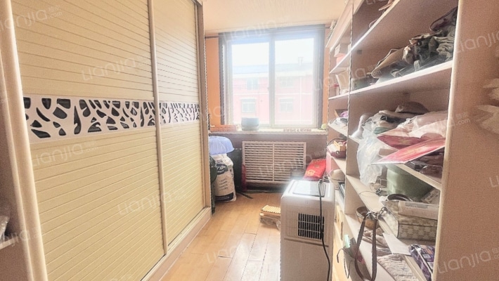 小区出行方便，周有菜市场，医院 ，校园  公园 车站-卧室E