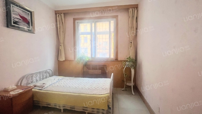 县府小区 一层 带车位 地下室-卧室A