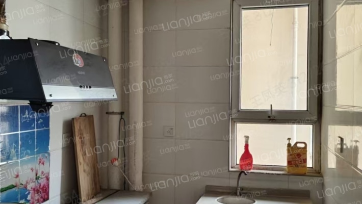 新上好房，大产权集中供暖，全阳采光好，中间楼层-厨房