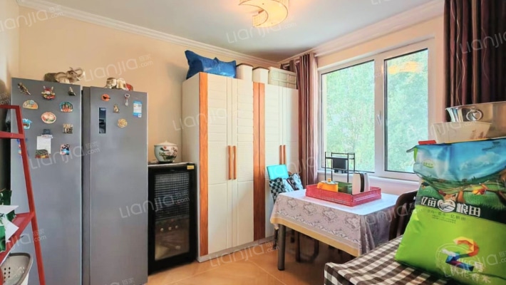 精装修三居室  位置好   好楼层 全天采光 价格合适-卧室C