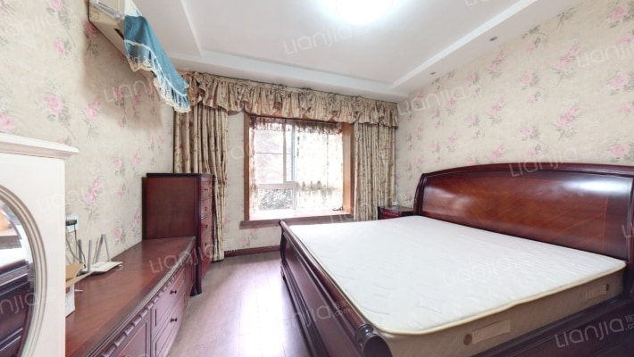 上海城二期装修三房，二期朝中庭朝南，业主诚心出售-卧室A