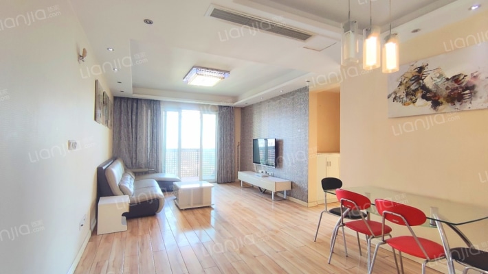 高品质小区，绿化覆盖率高，精装修，户型方正-客厅