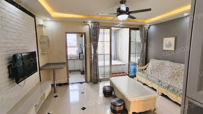 老城区的精品楼盘，位置好，配套设施齐全，-客厅