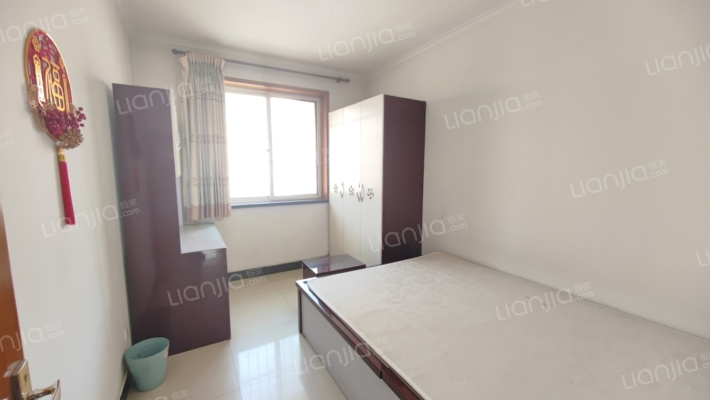 华阳路上楼龄新的板楼社区 一梯两户-卧室A