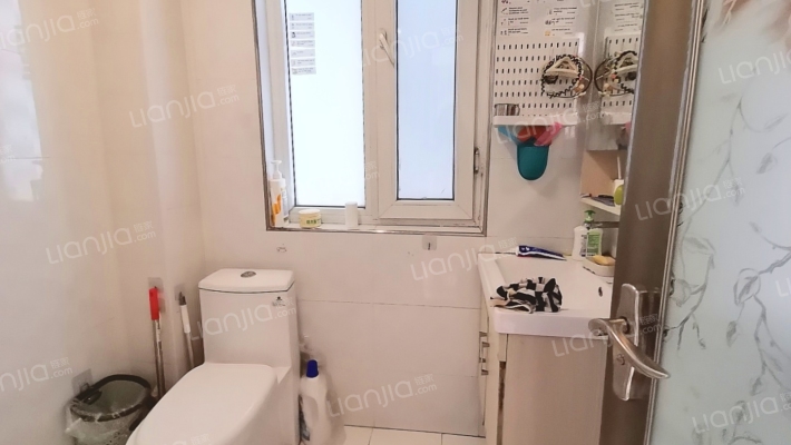 全阳两居户型，采光好，精装修，低楼层-卫生间