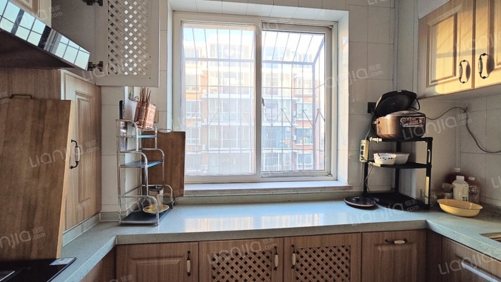 中间楼层采光好，南北通透好户型的精装两居-厨房