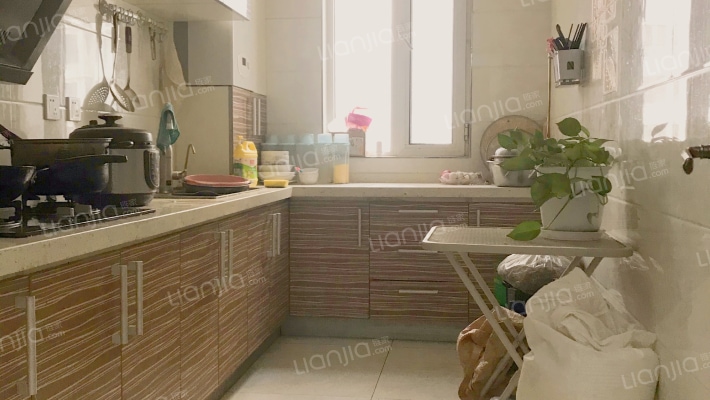 南北通透两居。精装修，拎包入住，房本满二。-厨房