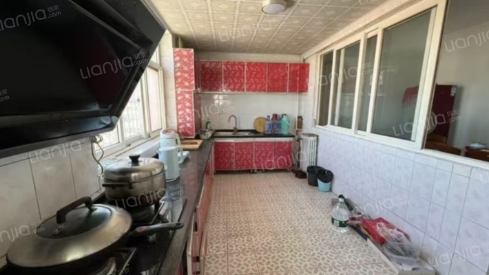 市医院家属院大三居，房本满五，看房方便-厨房