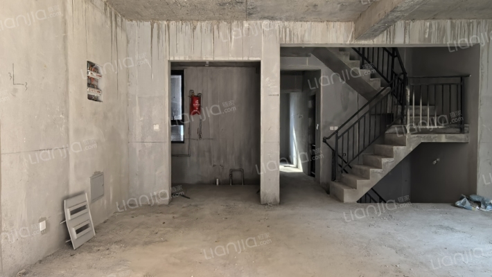 花田路 集中供暖，洋房下叠带小院-客厅A