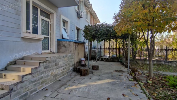 房主出国诚意出售闲置别墅，院子大，带装修拎包入住-入户花园