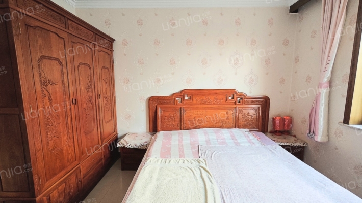 中间楼层采光好，南北通透好户型的精装两居-卧室B