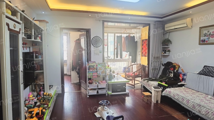 838沿线，70年代产权，板楼得房率高，公摊小。-客厅