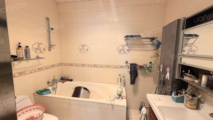 房子满五，户型好，位置好，下叠带小院。-卫生间C