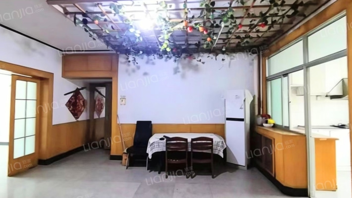 中行家属院 中间大三居 集中供暖 采光好-餐厅