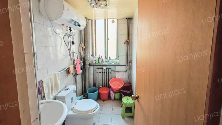 金税小区三居双位大三居南 北集中供暖-卫生间A