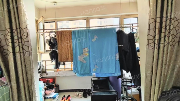 房子是中间楼层，采光好，精装修，看房方便。-阳台