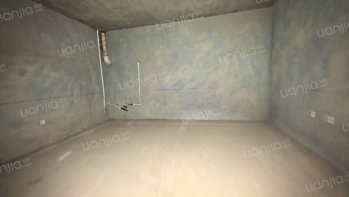 爱伦堡，满二，毛坯房，地上三层，地下一层，联排别墅-地下室C